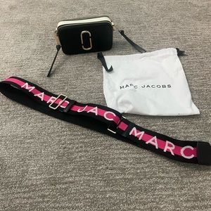 Never used before designer Marc Jacobs snapshot bag. Comes with pink bag strap.